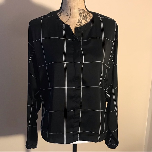 H&M Tops - H&M Pull over front button blouse
